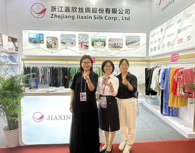 Jiaxin Silk onthult nieuwe collectie op de 136e Canton Fair en krijgt veel lo...